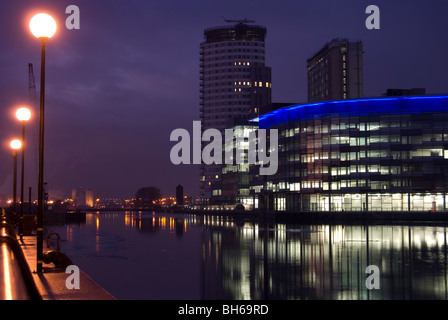 Salford Quays in der Dämmerung im Winter, Greater Manchester UK Stockfoto