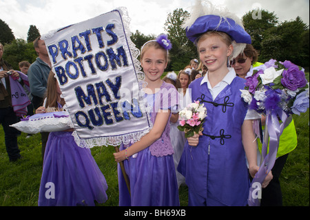 Pratts unten May Queen mit Blumen, Fahnenträger und Krone auf ein Kissen warten auf Start der May Queen Prozession Stockfoto