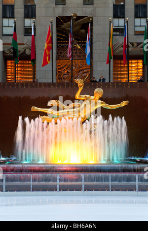 USA, New York City, Manhattan, Eisbahn, unter dem Rockefeller Center Gebäude an der Fifth Avenue Stockfoto