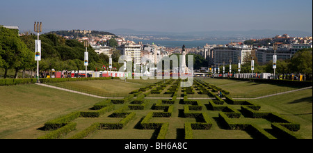 Panoramablick auf den Parque Edwardo VII in der Innenstadt und Meer hinaus, Lissabon, Portugal, Europa Stockfoto