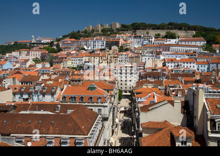 Hohen Blick über Dächer und Baixa-Viertel von Lissabon, Portugal zum Castelo de Sao Jorge, den Hügel beherrscht. Stockfoto