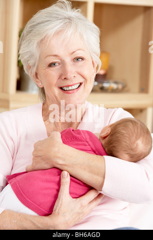 Großmutter Enkelin kuscheln zu Hause Stockfoto