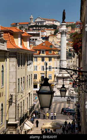 Blick über Dächer und Straßen zum Rossio-Platz und Denkmal Dom Pedro IV, Lissabon, Portugal, Europa. Stockfoto