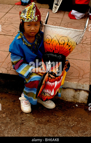 kleines Mädchen mit Maske, Phitakon Festival (pi ta Khon), Dansai, Loei, Nord-Ost-Thailand Stockfoto