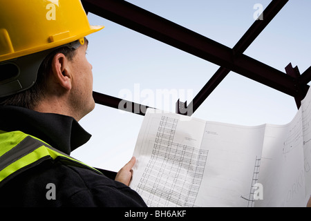 Arbeiter mit den Plänen der Architekten Stockfoto