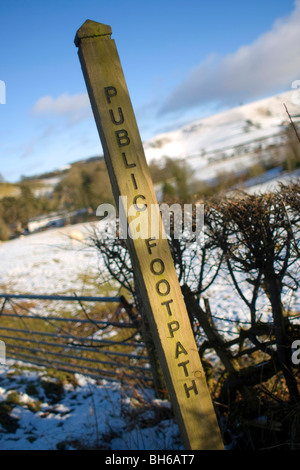 Öffentlichen Fußweg anmelden die Schneelandschaft Shropshire 2010. Stockfoto