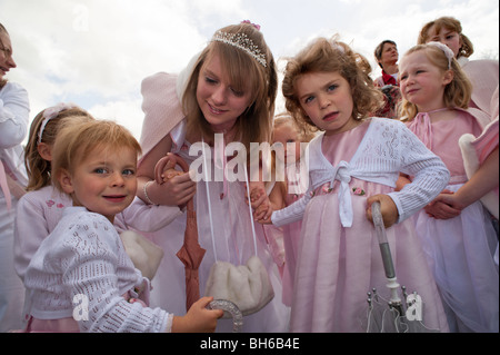 Orpington May Queen mit jungen Mitgliedern der ihr Gefolge warten für die Prozession an Pratt Unterseite Stockfoto