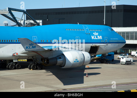 KLM Boeing 747-400 an Toren am Flughafen Schiphol, Amsterdam, Niederlande Stockfoto