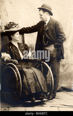 Paar mit behinderten Frau im Rollstuhl Stockfoto