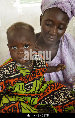 Mutter mit Kind in Gambia Stockfoto