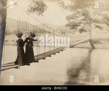 Zwei Frauen stehen auf schwebenden Steg Stockfoto