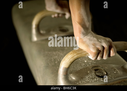 Hände auf einem Pauschenpferd Stockfoto