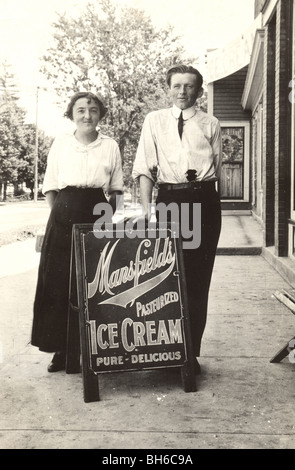Paar Hinweistafel Store Ice Cream Stockfoto