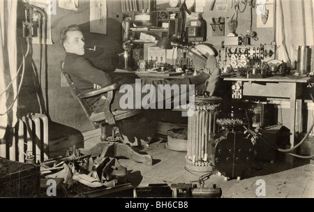 Mechaniker ruht in seinem überfüllten Büro Stockfoto