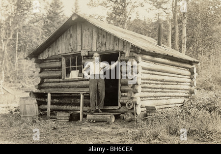 Älterer Mann am Blockhaus Wohnung Stockfoto