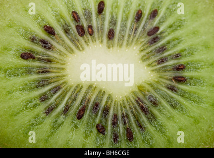 Extreme Makroaufnahme einer Kiwi. Einzelne Samen können gesehen werden. Stockfoto