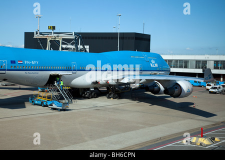 KLM Boeing 747-400 an Toren am Flughafen Schiphol, Amsterdam, Niederlande Stockfoto