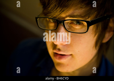 Ein junger Mann mit Brille Stockfoto