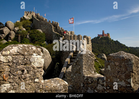 In der Nähe von Lissabon, Portugal, Europa, Wände und Castelo Da Pena-Palast in Sintra. Stockfoto