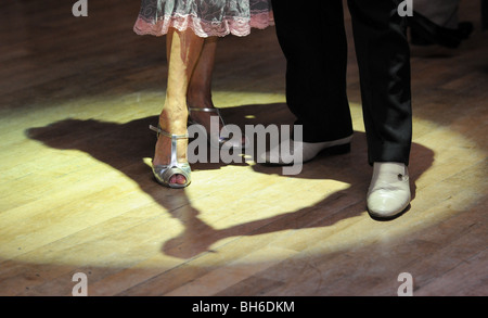 Älteres Ehepaar bei einem Tanztee, Gesellschaftstanz Boden Schatten von Mann und Frau Schuhe in spotlight tanzen Foxtrott, Tango oder Walzer. Stockfoto