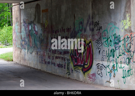 Buntes Graffiti an einer Steinmauer im Freien Vorderansicht niemand in den USA horizontale Hi-res Stockfoto