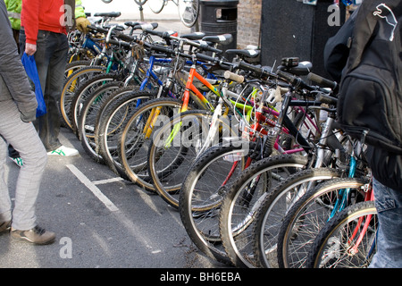 Fahrräder zum Verkauf an Londons Brick Lane market. Stockfoto