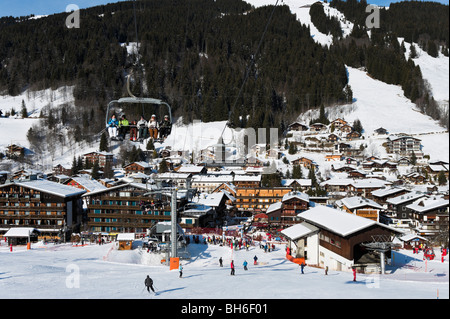 Blick über das Resort von Les Gets von den Pisten entfernt, im Zentrum Stadt, Portes du Soleil Ski Region, Haute Savoie, Frankreich Stockfoto