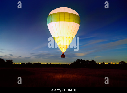 Heißluftballon in der Nacht Stockfoto