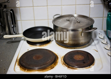 Ein Topf und Pfanne auf einem Herd Kochfeld Stockfoto