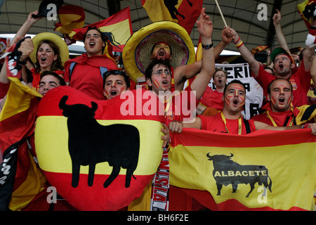 Spanische Fußball-Fans mit Fahnen singen auf der Tribüne in 2006 Fußball Weltmeisterschaft Stockfoto