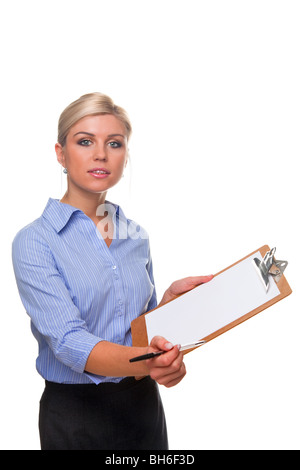 Blonde Frau mit einem Klemmbrett mit weißes Papier auf und bietet einen Stift Schneide aus weißem Hintergrund. Stockfoto