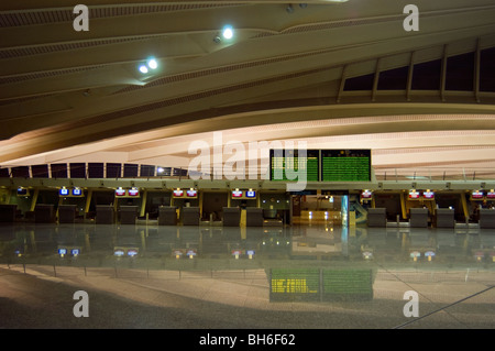 Einen leeren Flughafen Halle mit Check-in Schalter.  Bilbao, Spanien Stockfoto