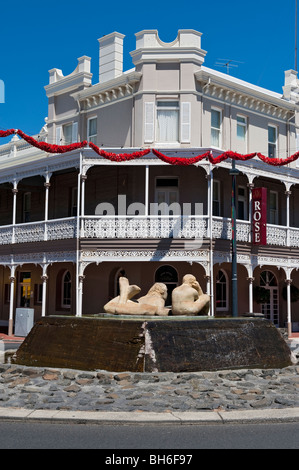 Das Hotel Rose und Bruder & Schwester Skulptur, Bunbury, Westaustralien Stockfoto