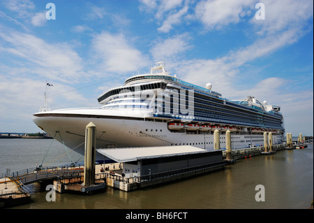 Die Kronprinzessin mit Ankern in den Fluss Mersey am Pier Head auf der Liverpool-W Stockfoto