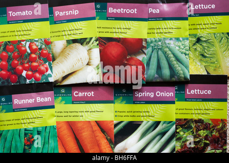 Päckchen Gemüsesamen - Tomaten, Pastinaken, Rote Bete, Erbsen, Salat, Läuferbohne, Karotte, Frühlingszwiebel Stockfoto