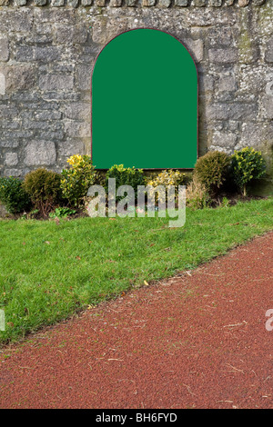 Grüne Zeichen auf einer alten Steinmauer leer ist, Ihre eigene Nachricht anzufügen. Stockfoto