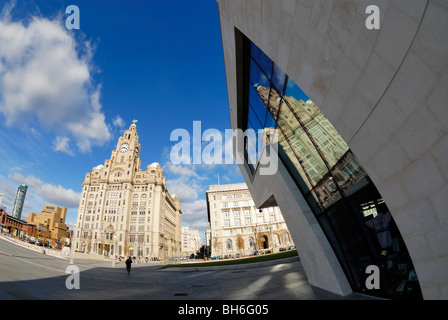 Liver Building und die neue 9,5 Millionen britischen Pfund Ferry Terminal und Beatles-Museum an der Pier Head (Pierhead), Liverpool Stockfoto