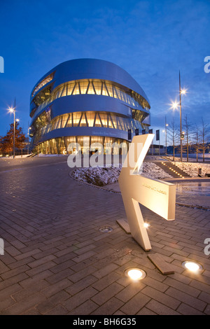 MERCEDES-BENZ-MUSEUM, WEIHNACHTSBAUM, STUTTGART, BADEN WÜRTTEMBERG, DEUTSCHLAND Stockfoto