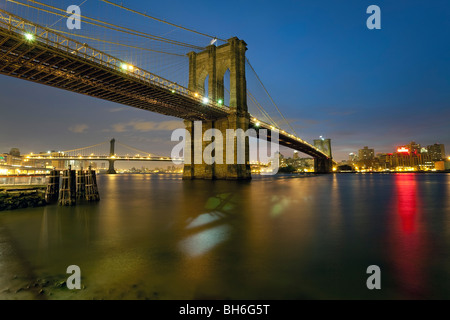 USA, New York City, Manhattan, The Brooklyn und Manhattan Bridge über den East river Stockfoto