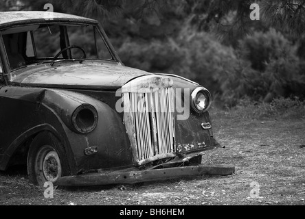 altes Auto links in der Natur auf Samos Griechenland Stockfoto