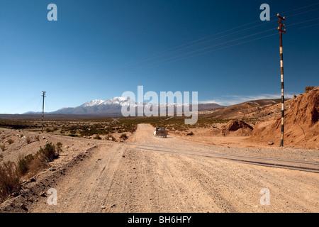 Tren a Las Nubes - Zug in die Wolken Track + Snow capped Mountain, Provinz Salta, Route 51, Argentinien Stockfoto