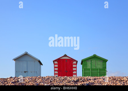 Drei bunte Strandhütten gegen ein strahlend blauer Himmel, gerahmt um textfreiraum im oberen Teil des Bildes zu ermöglichen. Stockfoto