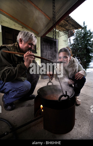 Ein Kessel Gulasch kochen im Hof eines Hauses in Ungarn Stockfoto