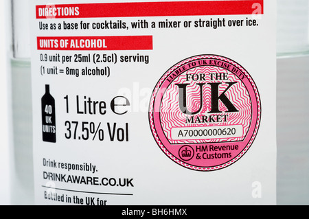 HM Revenue & Customs haftet UK Excise Duty Etikett gedruckt auf eine Flasche Wodka Stockfoto