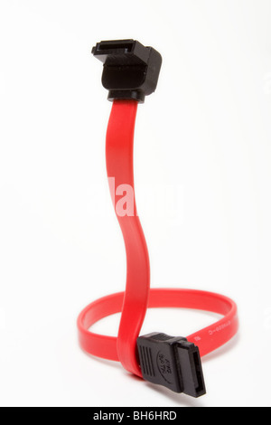 Hdd SATA-Datenkabel an Motherboard Schnittstelle auf weißen Hintergrund isoliert. Stockfoto