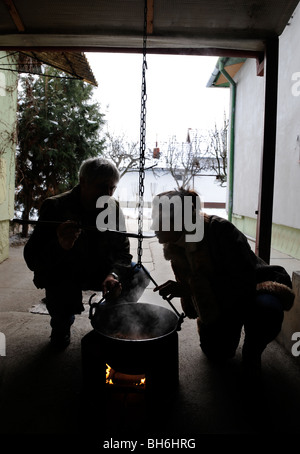 Ein Kessel Gulasch kochen im Hof eines Hauses in Ungarn Stockfoto