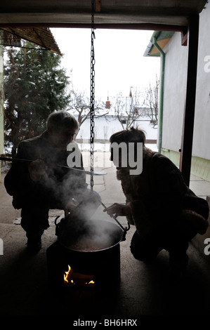 Ein Kessel Gulasch kochen im Hof eines Hauses in Ungarn Stockfoto