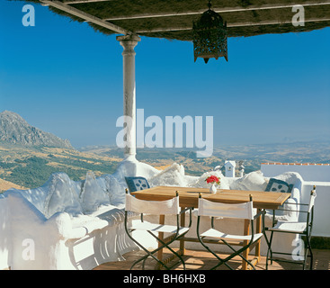 Terrasse in Casares in Richtung Gibraltar Stockfoto