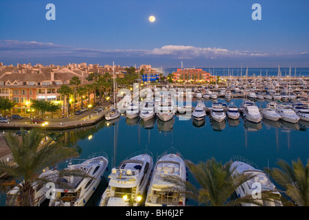 Sotogrande Hafen in der Abenddämmerung Stockfoto