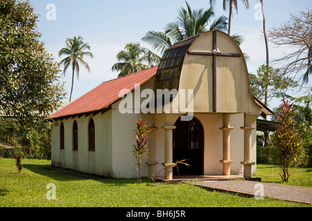 Kleine Dorfkirche in Tortuguero Nationalpark in Costa Rica Stockfoto